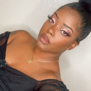 Meet your Posher, Dominique